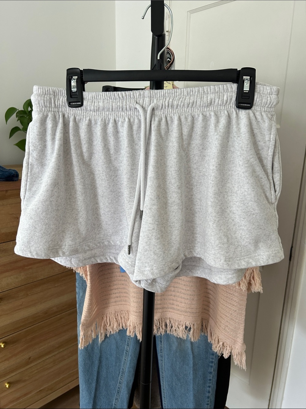Universal Thread Shorts. Size small. 4” inseam. Pockets.